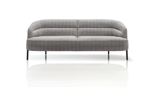 Ein kariertes Sofa mit schwarzen Beinen steht auf einem weißen Hintergrund.