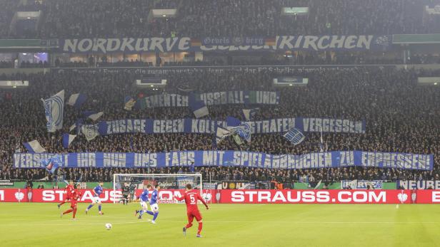 Zwei Duelle: Während Schalke gegen die Bayern spielte, setzten die Fanszenen ihre Auseinandersetzung mit den Mächtigen fort