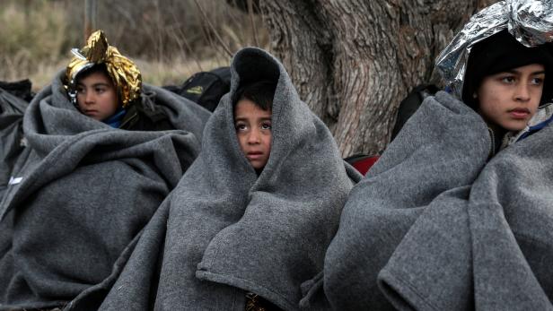Frierende Flüchtlingskinder auf Lesbos (Bild vom 28. Februar).