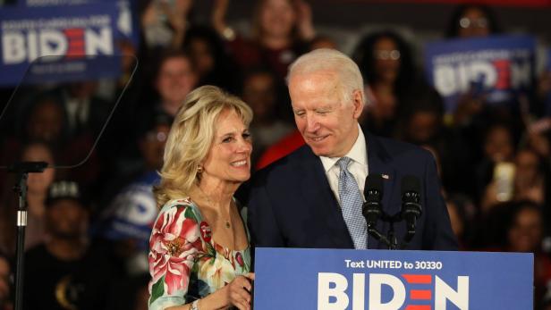 Joe Biden und Ehefrau Jill haben nach dem Super Tuesday wieder Rückenwind.
