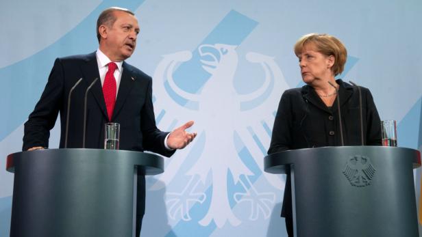 Bundeskanzlerin Angela Merkel (CDU) und der türkische Ministerpräsident Recep Tayyip Erdogan erläutern am 31.10.2012 im Bundeskanzleramt in Berlin die Ergebnisse ihres vorangegangenen Gespräches. Im Mittelpunkt des Treffens stand der Bürgerkrieg in Syrien und die Lage der syrischen Flüchtlinge. Foto: Tim Brakemeier/dpa +++(c) dpa - Bildfunk+++