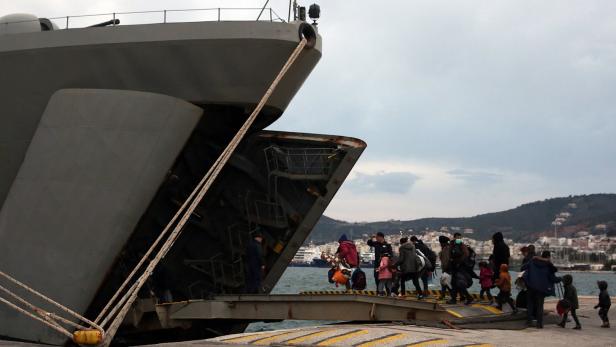 Griechenland will 500 Geflüchtete auf Schiff vor Lesbos unterbringen