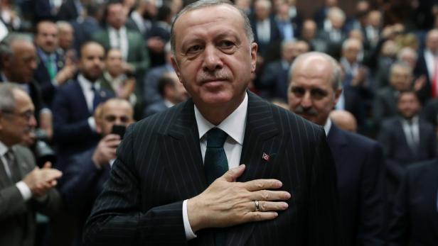 Video: Nach Kritik an Erdogan fliegen im türkischen Parlament die Fäuste