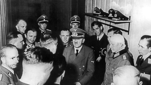 Hitler am 20. Juli 1944 im Kreis von Offizieren in einem Bunker des Führerhauptquartiers Rastenburg.