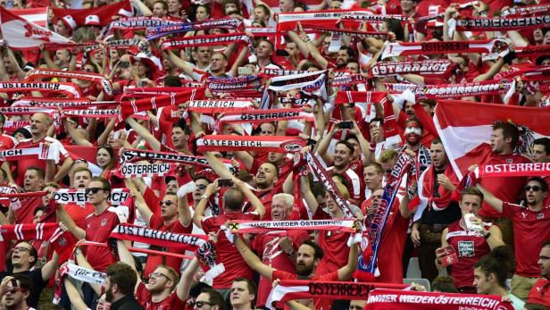 DIE TOPS Rot-Weiß-Rote Fans: Die österreichischen Fans sorgten in Frankreich für Gänsehautstimmung in den Stadien. Gegen Island reisten rund 30.000 Fans aus Österreich an, die größte österreichische Fan-Wanderung bei einem großen Turnier.