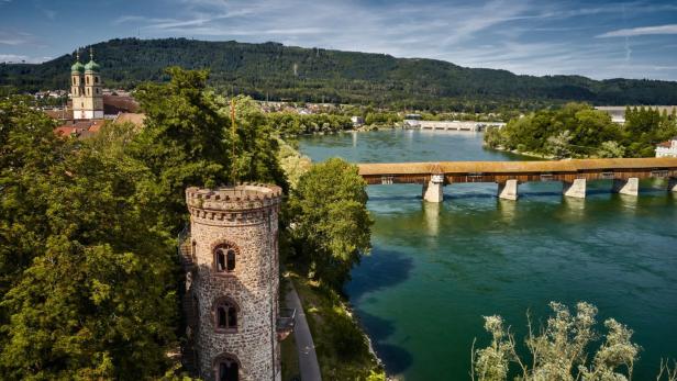 Stein am Rhein mit Blick auf die gedeckte Holzbrücke über den Rhein.
