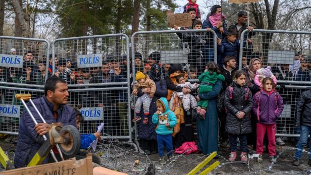 Flüchtlinge im Niemandsland zwischen griechischer und türkischer Grenze