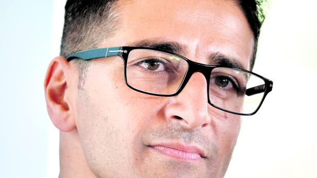 Ein Porträt von Özgür Dönmez mit Brille.