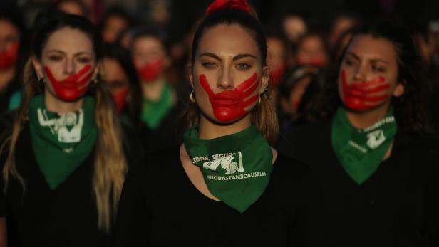 Frauen nehmen am 25. November 2019 an einem Marsch zum Internationalen Tag zur Beseitigung von Gewalt gegen Frauen auf der Plaza Italia in Santiago, Chile, teil.