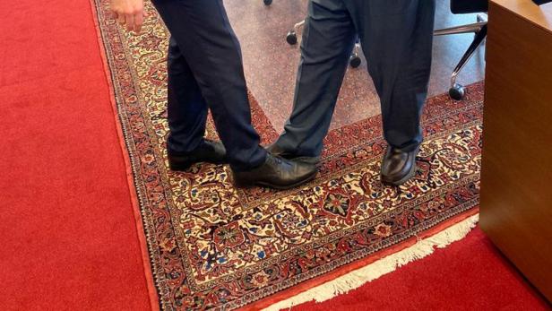 Der russische Energieminister Alexander Novak und der OPEC-Generalsekretär Mohammad Barkindo grüßen sich mit dem Fuß.