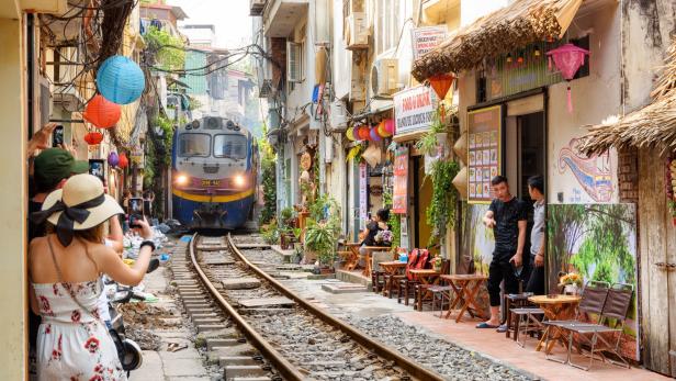 Die letzten Meter einer sehr langen Bahnreise führen durch die Train Street in Hanoi. Elias Bohun hat sie live erlebt.
