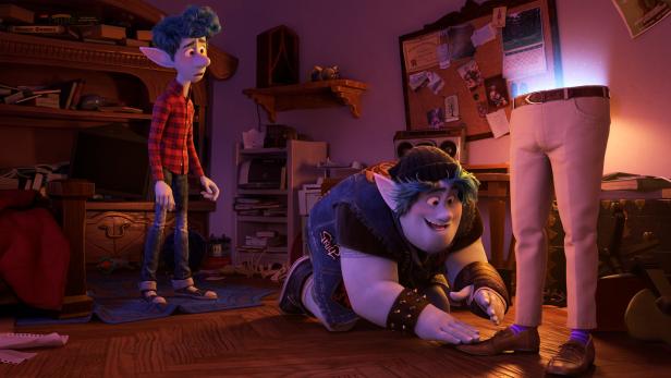 Zwei Elfenbrüder bringen mit einem Zauberspruch ihren verstorbenen Vater zurück – leider nur bis zur Gürtellinie: Pixars „Onward: Keine halben Sachen“ im Kino