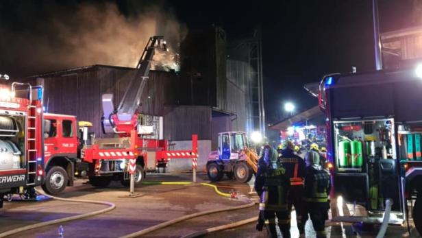 Brand in 15 Meter hohen Turm einer Trocknungsanlage stellte Feuerwehren vor Herausforderung