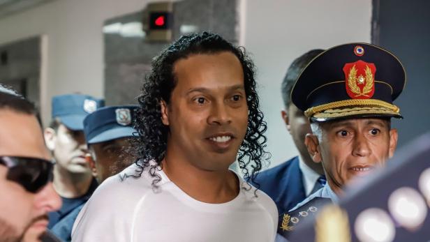Ronaldinho appears before the judge in case of false passports in Paraguay