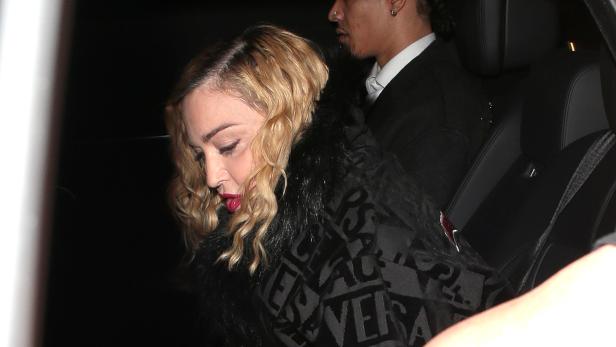 Sorge um Madonna: Sängerin geht am Stock