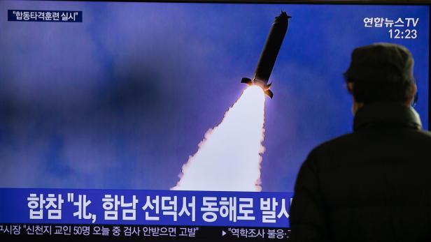Ein Mann schaut in Südkorea einen TV-Bericht über die Raketenstarts.