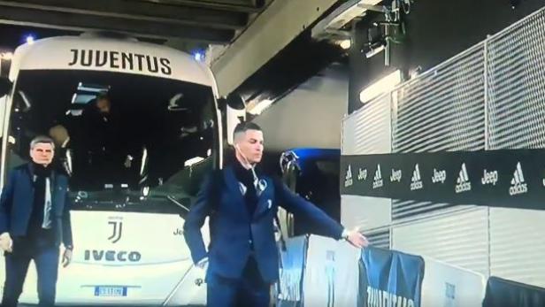Cristiano Ronaldo steigt aus dem Mannschaftsbus von Juventus Turin.