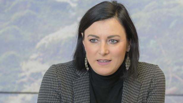 Elisabeth Köstinger gestikuliert an einem Tisch.