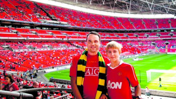 Heinz Oppitz mit seinem Sohn im Wembley-Stadion