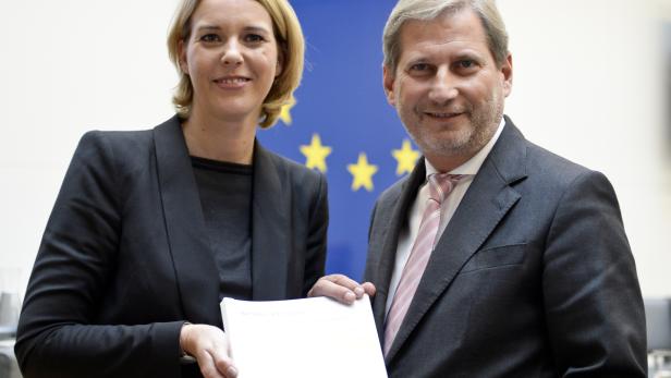 EU-Kommissar Johannes Hahn (r.) und Staatssekretärin Sonja Steßl bei der Präsentation der &quot;Partnerschaftsvereinbarung Österreichs zur Umsetzung der Europäischen Struktur- und Investitionsfonds 2014-2020&quot;.