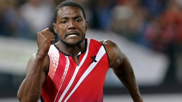 Ein Sprinter jubelt mit geballter Faust.