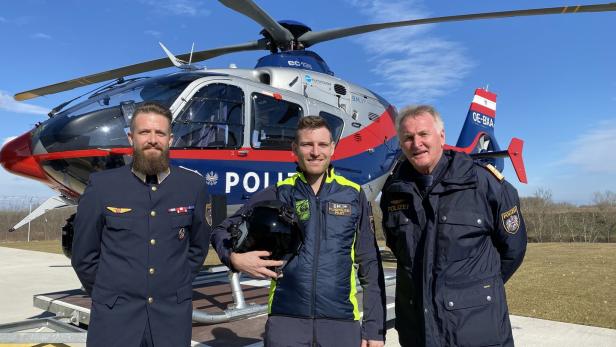 Der Chef der Flugpolizei, Werner Senn (re.), mit Piloten vor der FLIR-Maschine in Schwechat