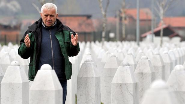 Ein Überlebender des Srebrenica-Massakers betet an den Gräbern der Verstorbenen.