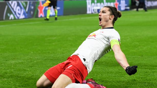 Ein Fußballspieler von RB Leipzig jubelt auf dem Rasen über seinen Sieg.