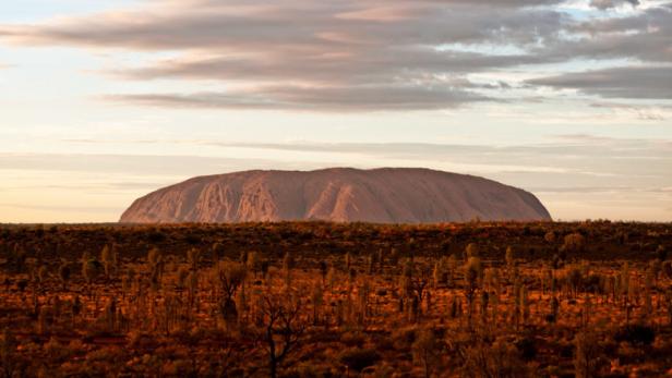 Ayers Rock (Bild), Outback, bizarre Kalkstein-Nadeln, weiße Dünen, Great Barrier Reef, Kängurus und Koalas – Australien ist für uns wie ein anderer Stern.