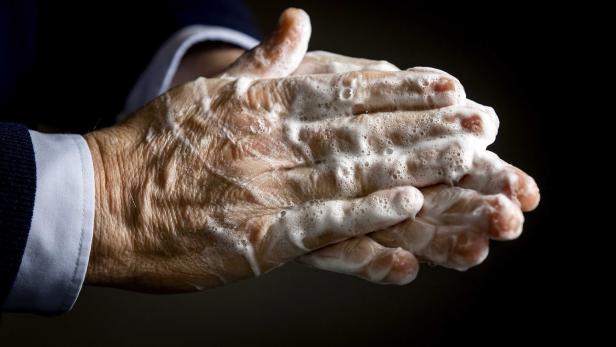 Lauwarmes Wasser und Seife: Damit die Hände gründlich 30 bis 40 Sekunden lang waschen.