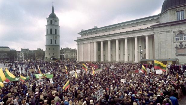 10. Jänner 1990: In Vilnius demonstrieren Tausende für die Unabhängigkeit. Am 11. März 1990 erklärt sich Litauen unabhängig. Am 31.12.1991 zerfällt die UdSSR.