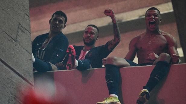 So feierten Neymar (Mi.), Mbappe (re.) und Co. mit ihren Fans - vom Stadiondach aus.