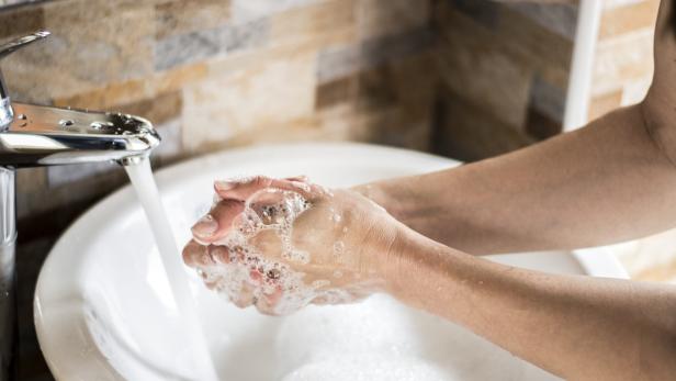 Häufiges Händewaschen: Was am besten gegen trockene Haut hilft