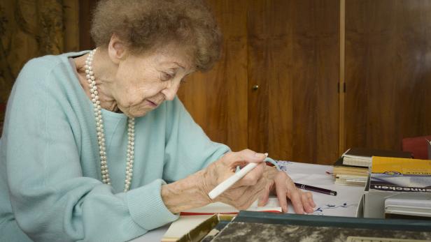 Einst waren es auch politische Notizen, heute schreibt Erika Neuberger, 94, viel Alltägliches nieder