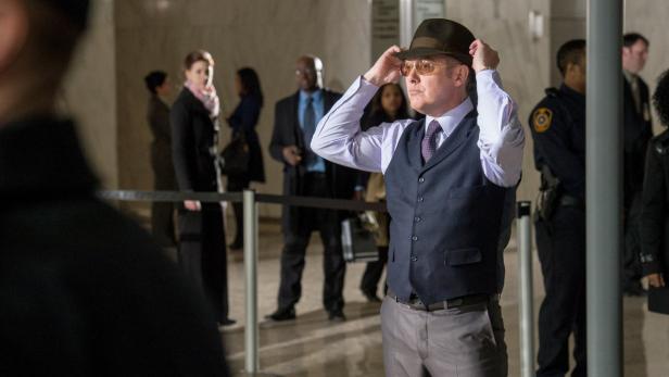 &quot;The Blacklist&quot;: Raymond Reddington ergibt sich im Hauptquartier des FBI.