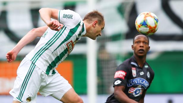 Fußballspieler von Rapid Wien und Sturm Graz im Spiel um das Europa-League-Play-off-Finale.