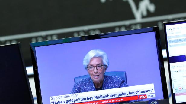 Händler an der Börse Frankfurt verfolgen die Pressekonferenz von EZB-Chefin Lagarde