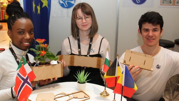 Lesly Uwase, Kori Swiggers und Robbi Verhoeven aus dem belgischen Leuwen zeigen ihren Schreibtisch-Organiser - Produkt einer Kooperation mti Schulen mehrerer Länder
