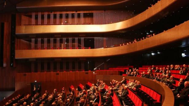 Im Musiktheater bleiben die Reihen vorerst leer