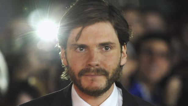Porträt des Schauspielers Daniel Brühl mit Bart.