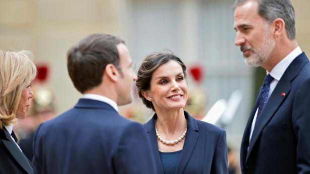 French President Emmanuel Macron and his wife Brigitte Macron meet Spain's King Felipe VI and Queen Letizia in Paris Coronavirus: Spaniens Königin Letizia nach Küsschen negativ getestet