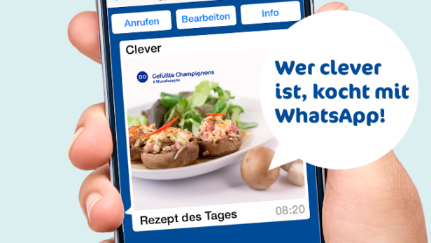 Ein Smartphone zeigt gefüllte Champignons als „Rezept des Tages“ in einer Chat-App an.