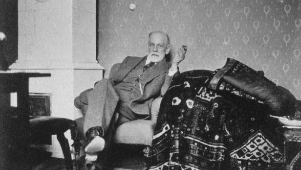 Sigmund Freud in seinem Sommerhaus: 1932 untersuchte er in einem Briefwechsel mit Albert Einstein die Möglichkeiten der Wissenschaft, Kriege zu verhüten