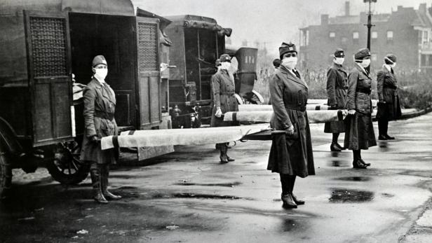 Die Spanische Grippe umrundete 1918 binnen weniger Monate die Erde: Hier Rot-Kreuzschwestern in St Louis, Missouri, USA, im Oktober 1918