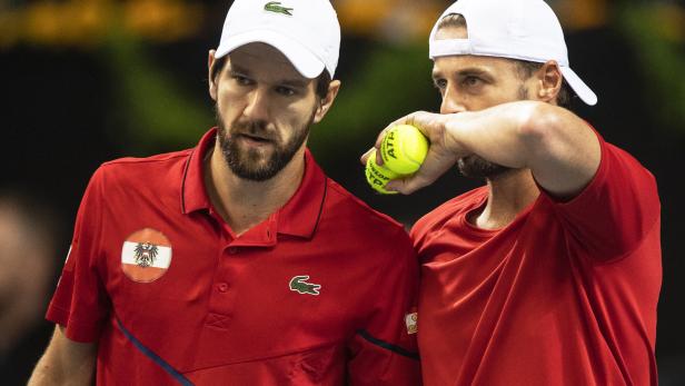 Zwei Tennisspieler des österreichischen Davis-Cup-Teams mit Tennisbällen.