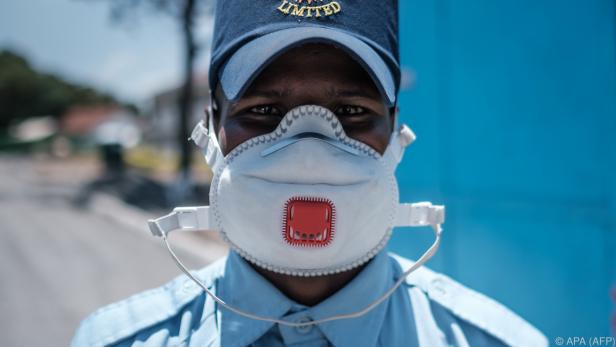 Sicherheitsoffizier mit Gesichtsmaske in Kenias Hauptstadt Nairobi