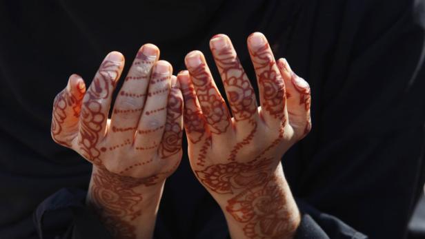 Henna-Tattoos an den Händen haben oft einen traditionellen Ursprung.