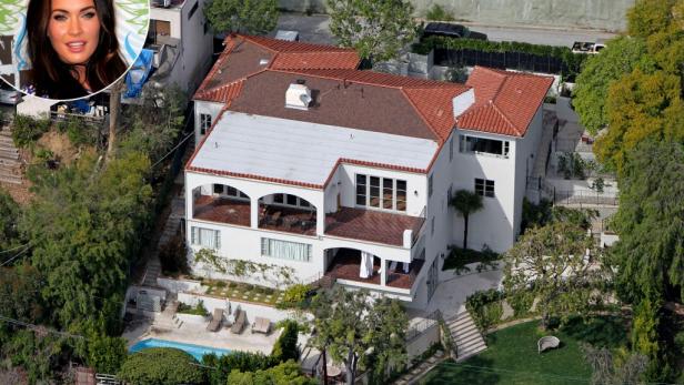 Luftaufnahme eines zweistöckigen Hauses mit Pool und dem Porträt von Megan Fox im Inset.