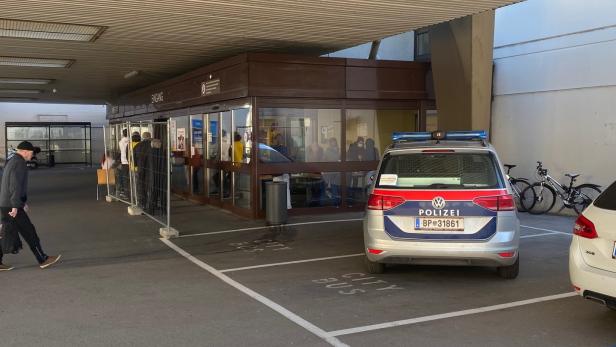 Polizisten überwachten den Zugang im Landesklinikum Wiener Neustadt