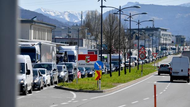 Unfall auf der A4 - Staus im Wiener Frühverkehr